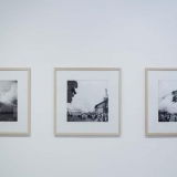 Dainius Liškevičius. Vienos minutės Jurgio Mačiūno portretas sakantis CIAO! 2010–2013 m., dūmų skulptūra-performansas. Nerijaus Jankausko nuotr.