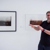 Remigijus Treigys prie „Rudų peizažų“. Nerijaus Jankausko nuotr.