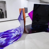 Iš kairės: Jonas Gasiūnas, „Paskaita“ (aliejus, drobė, piešinys degančia žvake, 2017 m.). Povilas Ramanauskas, „Lanksčioji tapyba” (akrilas, purškiami dažai, PVC, 2017 m.). Nerijaus Jankausko nuotr.