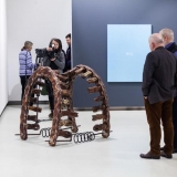 Česlovas Lukenskas, „Protezai. Iš ciklo „Padidinto poveikio priemonės“ (objektas, įvairios medžiagos, 2016 m.). Dešinėje – Rosanda Sorakaitė, „Langas. Jūra“ ir „Dulkių šviesa“ (drobė, aliejus, 2017 m.). Nerijaus Jankausko nuotr.