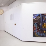 Iš kairės: Agnė Jonkutė, instaliacija „Rugsėjo šviesa žiemą” (želatininė sidabro fotograma, radiniai, 2017 m.), Arūnas Vaitkūnas. „Langas ir alyvų krūmas“ (drobė, aliejus, 1983-1991 m.). Nerijaus Jankausko nuotr.