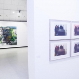 Iš kairės: Elena Balsiukaitė-Brazdžiūnienė, „Šančių repas“ (akrilas, aliejus, drobė, 2015 m.). Greta Grendaitė, „Echo“ (fotopolimero giliaspaudė, 2017 m.). Nerijaus Jankausko nuotr.