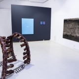 Iš kairės: Česlovas Lukenskas, „Protezai. Iš ciklo „Padidinto poveikio priemonės“ (objektas, įvairios medžiagos, 2016 m.). Rosanda Sorakaitė, „Langas. Jūra“ ir „Dulkių šviesa“ (drobė, aliejus, 2017 m.). Milda Gailiūtė, „Galėtų būti tos tvarto durys, kurių vidinėje pusėje sovietmečiu senelis buvo angliuku nupiešęs Lenino portretą” (aliejus, linas, 2017 m.). Nerijaus Jankausko nuotr.