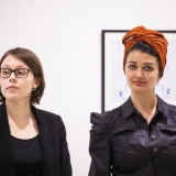 Parodos kuratorė Rasa Kregždaitė ir komiksų kūrėja Miglė Anušauskaitė. Nerijaus Jankausko nuotr.