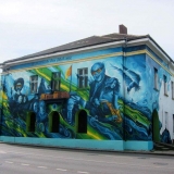 DŽIAZO FRESKĄ 2014 m. uostamiesčio menininkai nutapė ant Pilies g. 6-ojo namo sienos. Joje pavaizduotos Klaipėdos pilies džiazo festivalio scenoje koncertavusios pasaulio ir šalies džiazo muzikos žvaigždės. „Vakarų ekspreso“ archyvo nuotr.