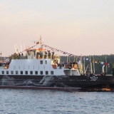 KELTAS. AB „Smiltynės perkėla“ priklausantį keltą „Baltija” įspūdingu paveikslu papuošė iš Los Andželo atvykęs Pietų Afrikos Respublikos (PAR) pilietis Rikis Ly Gordonas (Ricky Lee Gordon). Kūrinys sukurtas 2017 m. festivalio „Edit Klaipėda Street Art” metu. „Vakarų ekspreso“ archyvo nuotr.