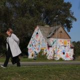 LINKSMAI. Daug metų apleistą 73-iąjį Liepų gatvės namą menininkas ABran išpiešė linksmais piešiniais. Kūrinys sukurtas 2017 m. festivalio „Edit Klaipėda Street Art” metu. „Vakarų ekspreso“ archyvo nuotr.