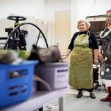 Menininkė Jūratė Rekevičiūtė ir dirbtuvių dalyvė Marija Kliukienė. Nerijaus Jankausko nuotr.