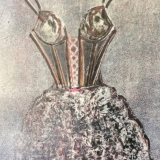 Jūratės Rekevičiūtės grafikos kūriniai – ant popieriaus atspaustos suknelės. Asmeninio archyvo nuotr.