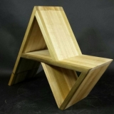 Rankų darbo minimalistinė vaikiška kėdutė arba modernus namų atributas, kurį galima ir pakabinti kaip lentyną, ir pastatyti ant grindų. Asmeninio archyvo nuotr.