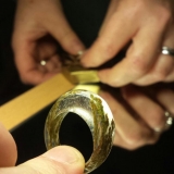 Rankų darbo moteriškas žiedas „Miško gaiva“ iš plastiko mišinių. Asmeninio archyvo nuotr.