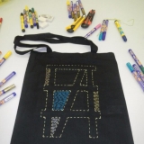 Pirmųjų kūrybinių dirbtuvių metu sukurtas maišelis. KKKC Meno kiemo archyvo nuotr.