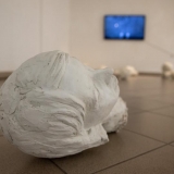 Laima ir Darius Antonovai. Fonas. Subjektas. Vaizdo įrašas, gipsas, 2020. Ingridos Mockutės-Pocienės nuotr.