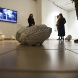 Laima ir Darius Antonovai. Fonas. Subjektas. Vaizdo įrašas, gipsas, 2020. Ingridos Mockutės-Pocienės nuotr.