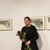 Menininkė Toma Šlimaitė prie savo kūrinio „Amžina kaita“. Ingridos Mockutės-Pocienės nuotr.