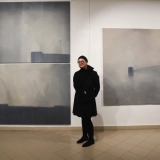 Menininkė Agnė Jonkutė prie savo ciklo „Rudens gatvės nuosaka“. Ingridos Mockutės-Pocienės nuotr.