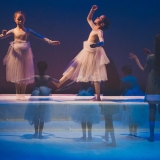 Scena iš šokio teatro „Judesio erdvė“ spektaklio „Mergaitė su degtukais“. Eglės Sabaliauskaitės nuotr.