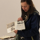 Aurelija Maknytė prie savo instaliacijos „Veiksmų planas“. I. Armanavičiūtės nuotr.