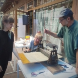 Kūrybinės grafikos dirbtuvės „Now Art. Atgimimas“ su menininkais Živile Minkute ir Evaldu Mikalauskiu. Agnės Tumšienės nuotr.