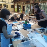 Grafikos kūrybinės dirbtuvės „Now Art. Atgimimas“. Menininkė Toma Šlimaitė-Bubelienė (dešinėje). Agnės Tumšienės nuotr.