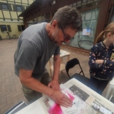 Grafikos kūrybinės dirbtuvės „Now Art. Atgimimas“ su menininku Evaldu Mikalauskiu. Agnės Tumšienės nuotr.