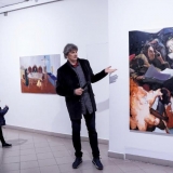 Parodos kuratorius Ignas Kazakevičius. Kairėje: Aistė Bugailiškytė. Šeima, meilė ir kančia. 2019 m. Dešinėje: Andrius Zakarauskas. Reading brushstroke. 2018 m. Nerijaus Jankausko nuotr.