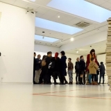 Lauros Zalos objekto „Kūnas – kovos laukas“ fragmentas, 2016, medinė lenta, peilio ašmenys, žurnalai. Nerijaus Jankausko nuotr.