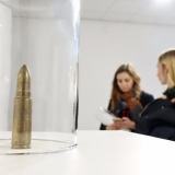 Aurelijos Maknytės „Lūpdažiai“, 1998–1999, alvaris, aliuminis; videoklipas.