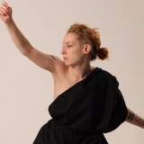 Veda Popovici. Revoliuciniai reikmenys: dailės istorijos perpasakojimas per juodąjį kvadratą. Videoperformansas, 2015