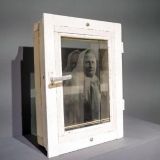 Rodion Petroff. Praeities beieškant. Lango rėmas, optinis stiklas, 3D graviravimas, 2017 m. Nerijaus Jankausko nuotr.