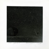 Remigijus Treigys, iš ciklo „Daiktai tamsoje, arba Fotografija apie nieką“ (sidabro želatinos atspaudai ant popieriaus, 20 x 20). 1999 m.