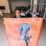 Virginijus Viningas simboliškai nusikabina parodos plakatą. Domo Rimeikos nuotr.